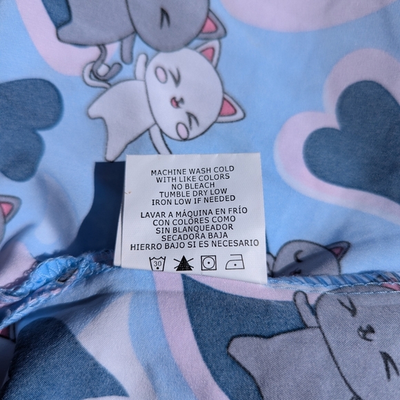 Scrub Top in Blue with Kittens and Hearts Size L - Picture 5 of 6